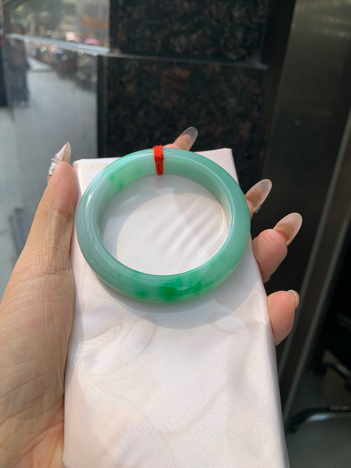 白底青阳绿正圈
53-8.3-11.3
打灯细纹，底妆水润，干净细腻，简约却充满灵气，几抹阳绿花色点缀，清新如芽，宛若自然的画卷凝结于腕间，静中带动，韵味悠长