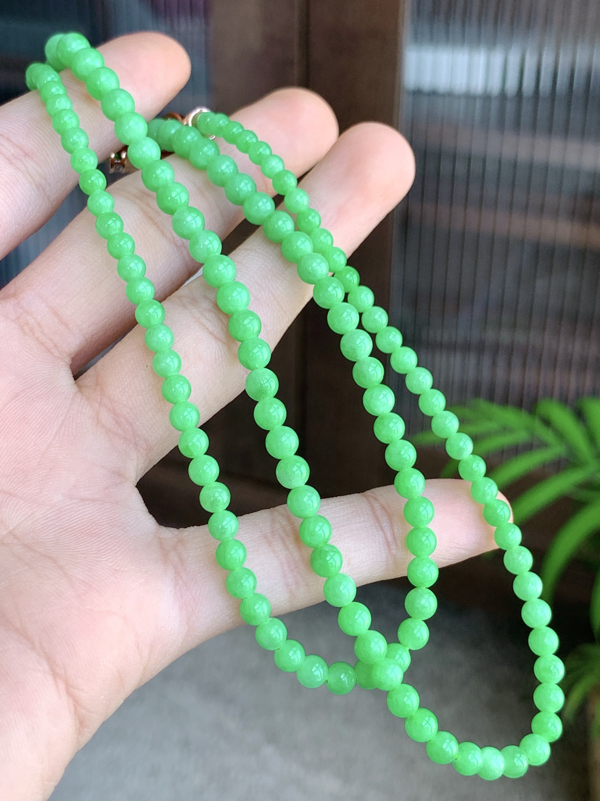 【珠子】冰阳绿珠链圆珠子珠链
【说明】缅料 性价比高  
【尺寸】3.3-5.2mm，26cm
【重量】17克