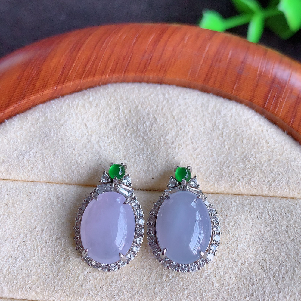 冰透紫罗兰翡翠925银镶嵌耳坠，自然光实拍，翠色灵动，颜色漂亮，种老水足，品相佳，佩戴佳品！W502.5  整体尺寸：16-10.8-5.2mm  裸石尺寸：10-8mm
