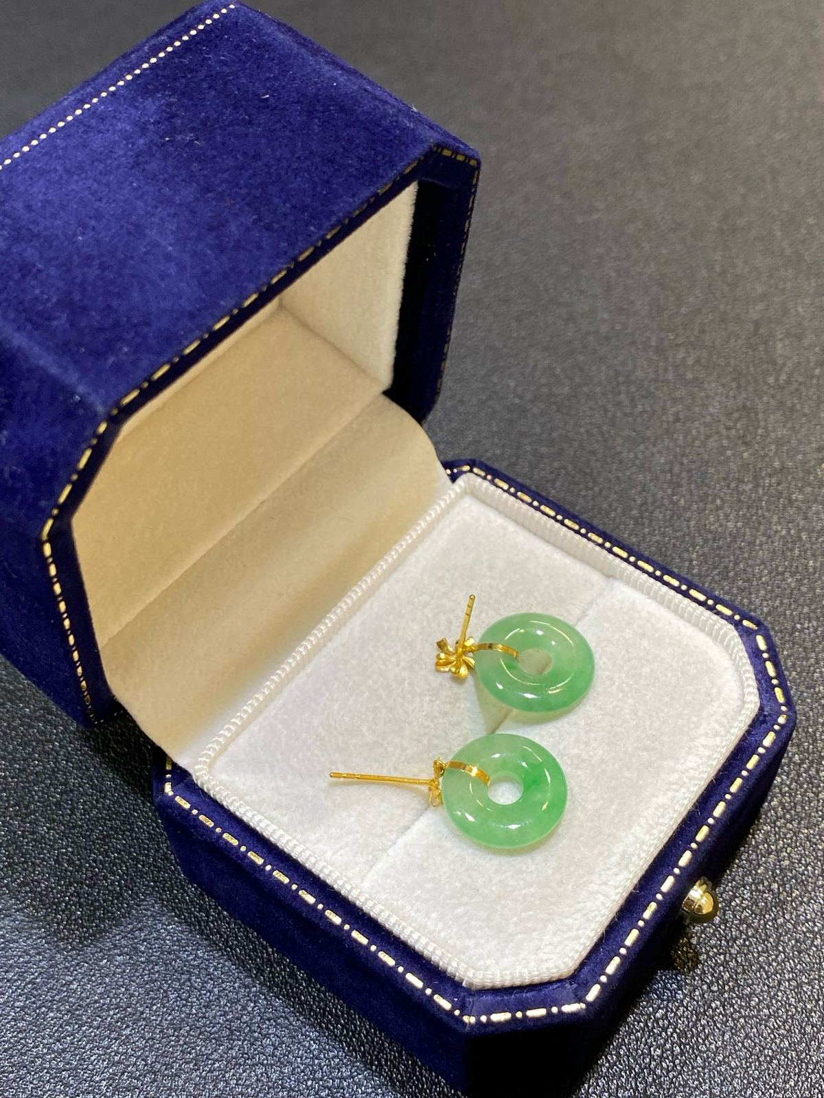 女神节特惠
18Ｋ果绿甜甜圈耳坠
裸石12.3/1.4