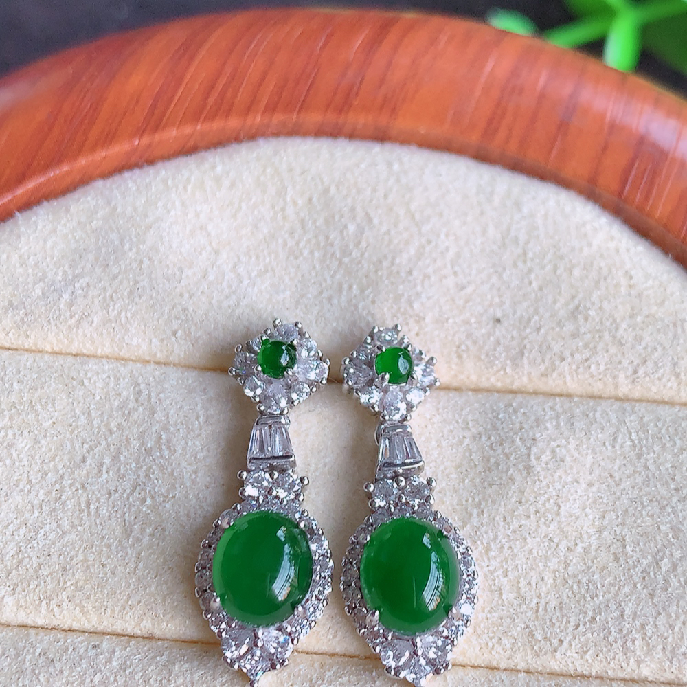 冰透满绿翡翠925银镶嵌蛋面耳钉，自然光实拍，翠色灵动，颜色漂亮，种老水足，品相佳，佩戴佳品！W502.5  取一尺寸：24-8.5-5.8mm  裸石尺寸：7-6mm