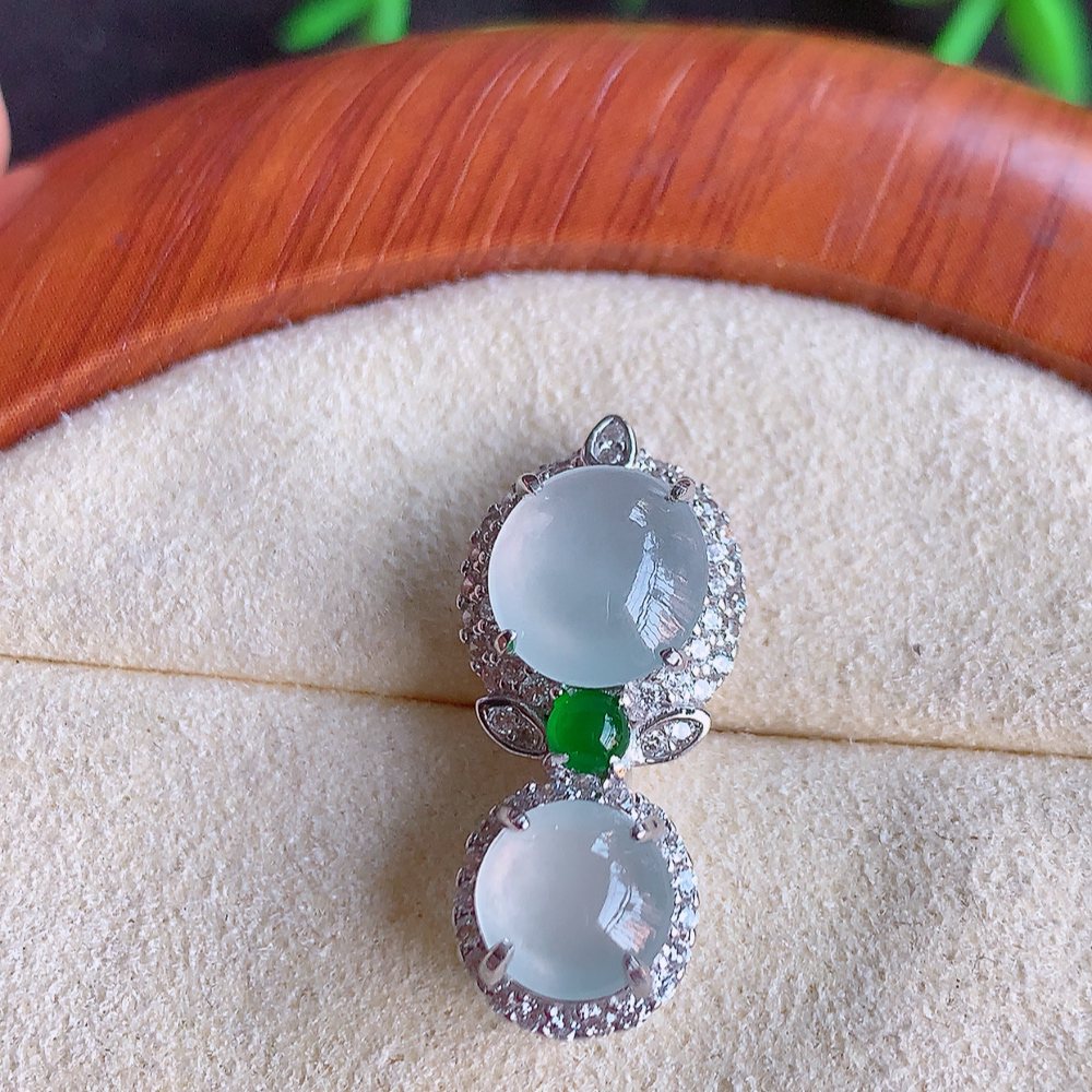 冰润蛋面翡翠吊坠，质地细腻，清秀高雅，饱满圆润  款式大方经典，颜色鲜艳，沁人心脾，高质量精品   W502.5  整体尺寸：23-10.8-8.5mm   裸石尺寸：8.5-7.8mm