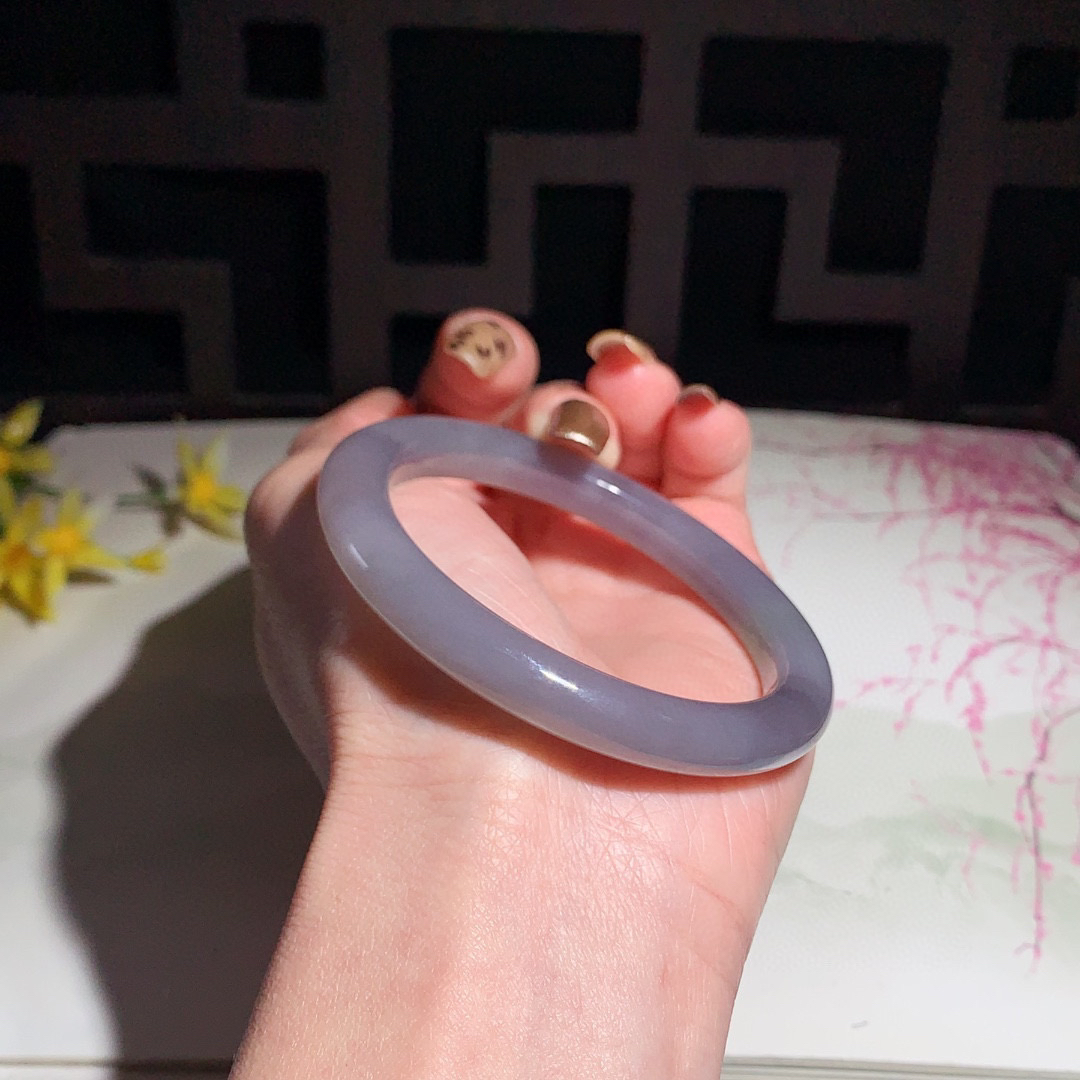 和田玉55圈口紫罗兰色手镯！玉质细腻油润 底色纯净 无裂无杂 脂粉好，品质高。