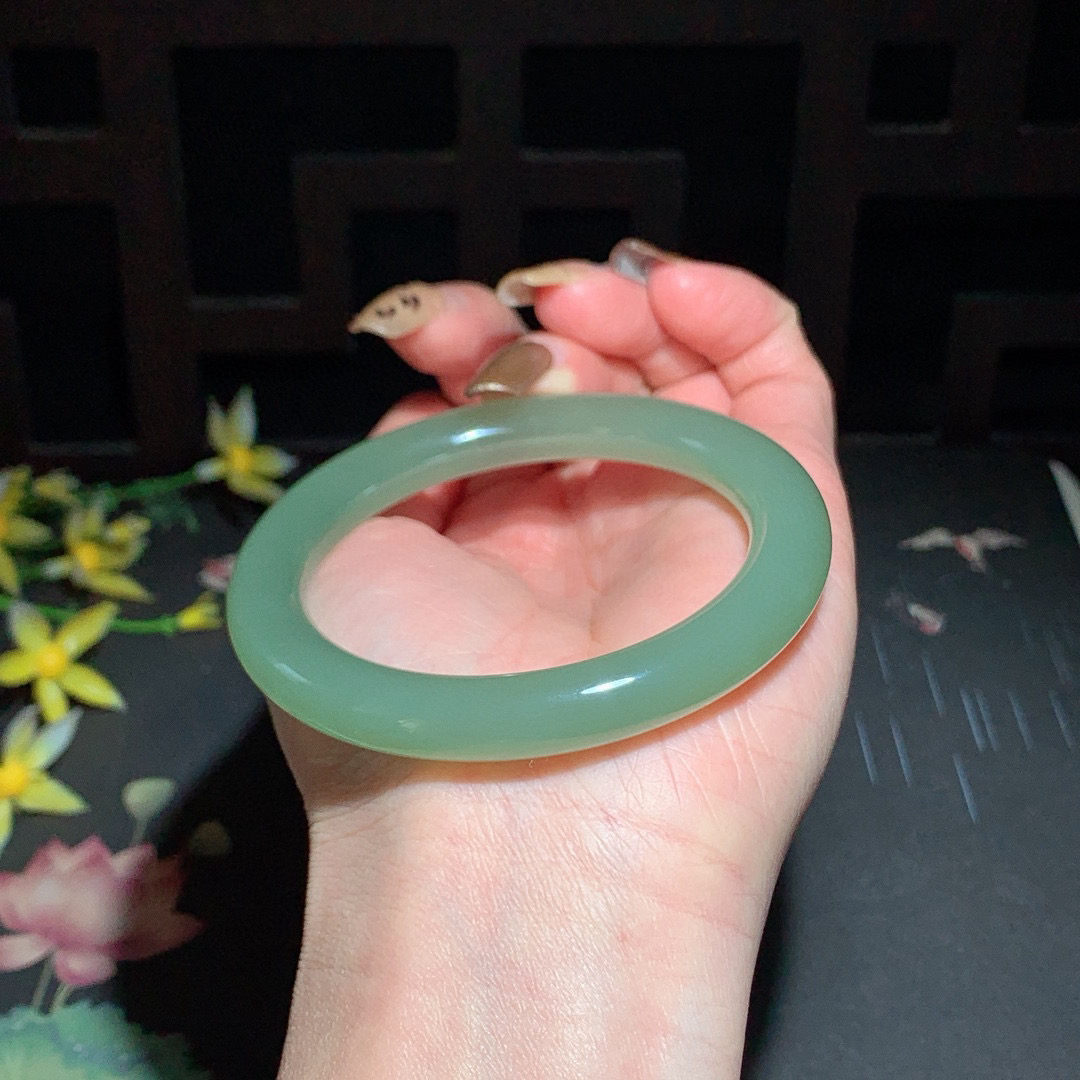 和田玉55圈湖水绿圆条手镯！玉质细腻油润 底色纯净 无裂无杂 脂粉好，品质高。