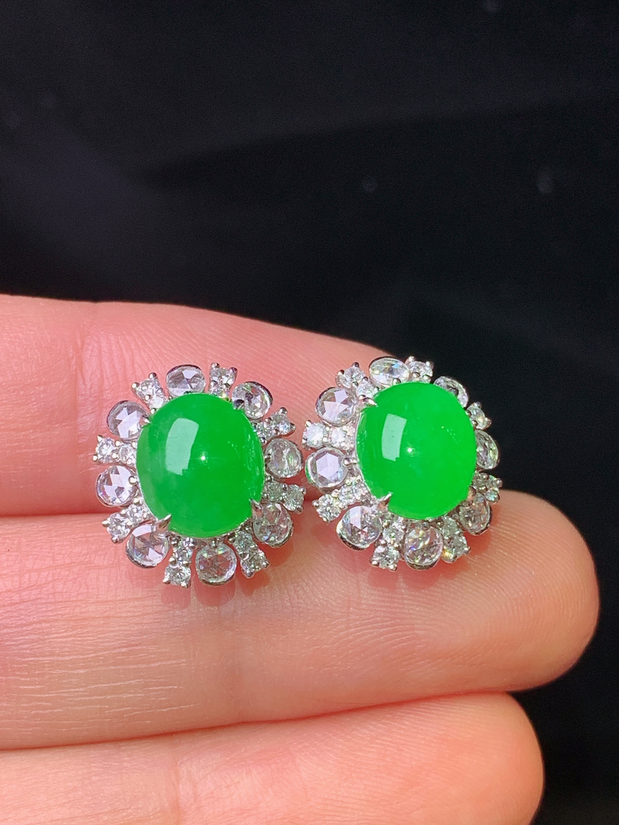 18k金钻镶嵌满绿蛋面耳钉 玉质细腻 色泽艳丽清新 整体尺寸13.6*12.7*8.8