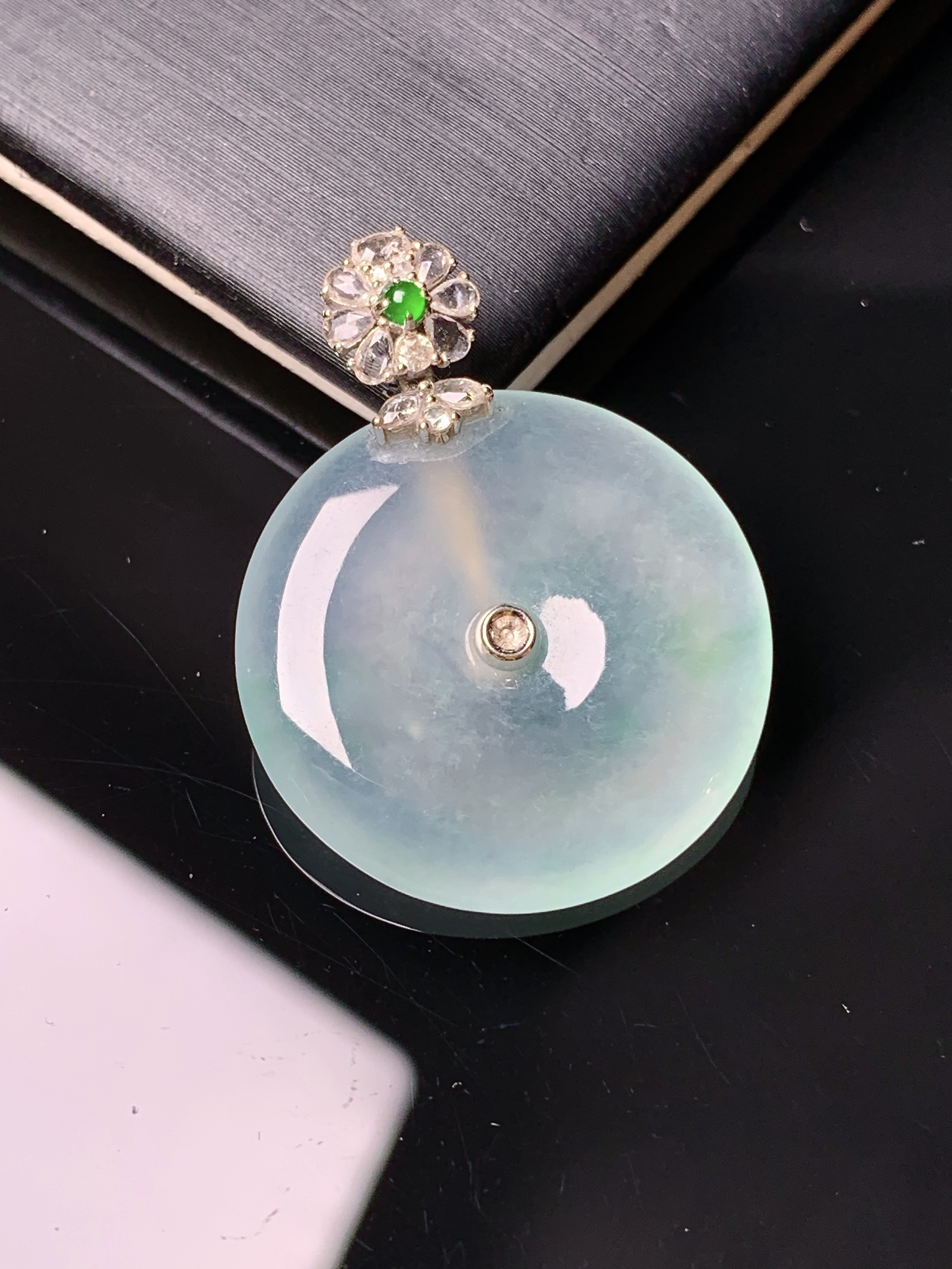 18k金镶嵌冰种平安扣吊坠 玉质细腻 色泽艳丽清新 整体尺寸29.8*22.6*4