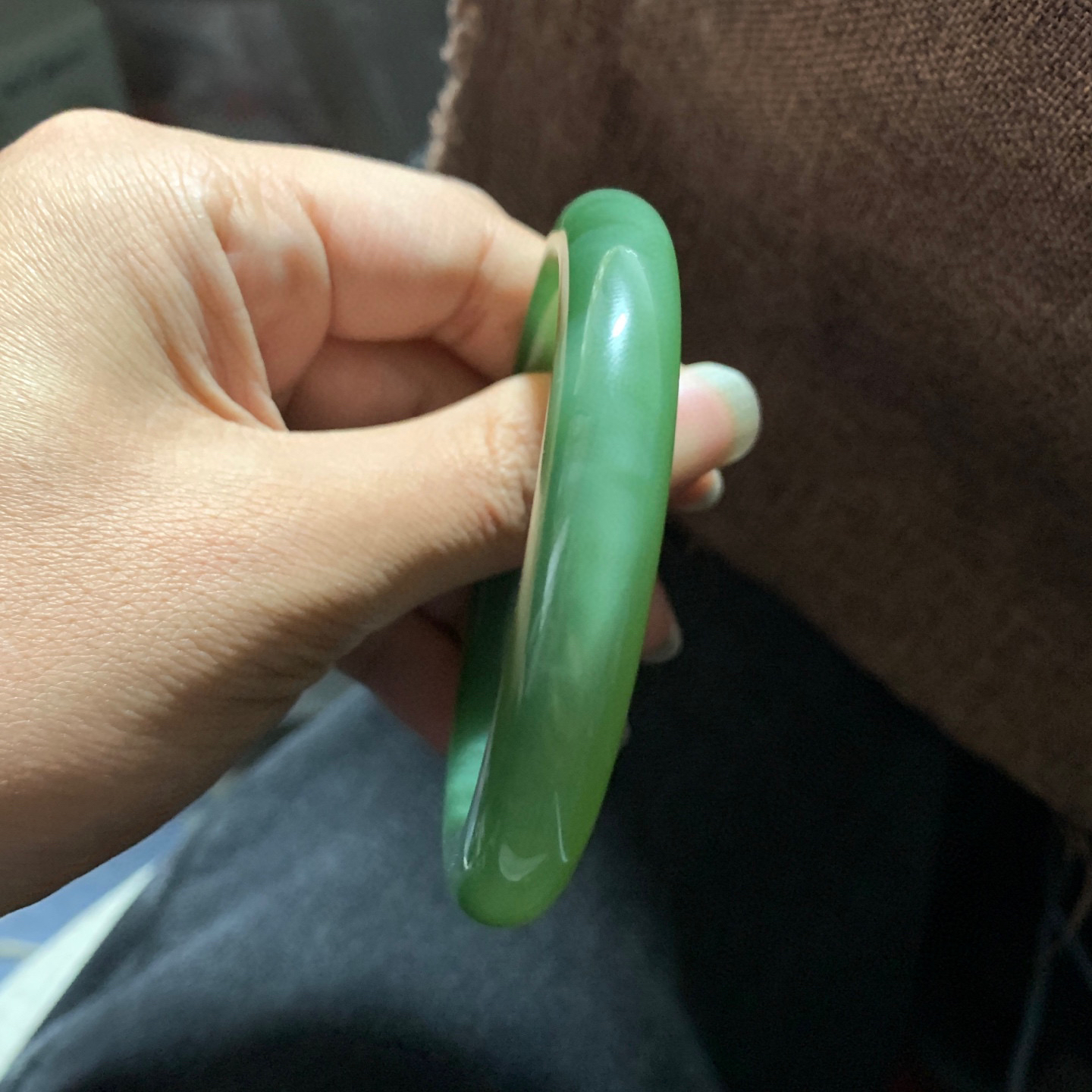 ￼和田玉58.8圈口冰底阳绿色猫眼手镯！精品，猫眼活灵活现，玉质细腻油润 底色纯净 无裂无杂 脂粉好，品质高。