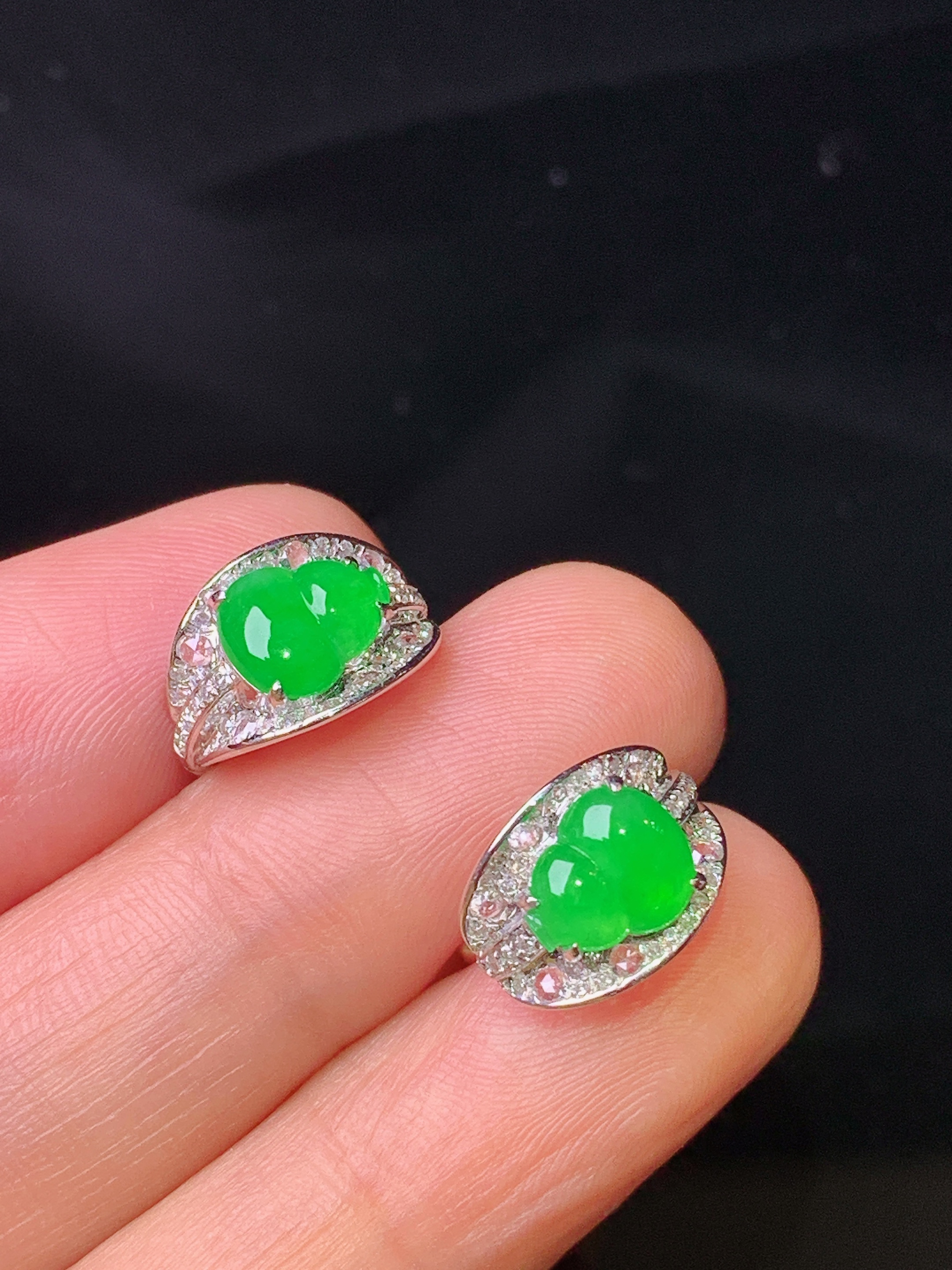 18k金钻镶嵌满绿葫芦耳钉 玉质细腻 色泽艳丽清新 裸石尺寸7.5*6*2.2