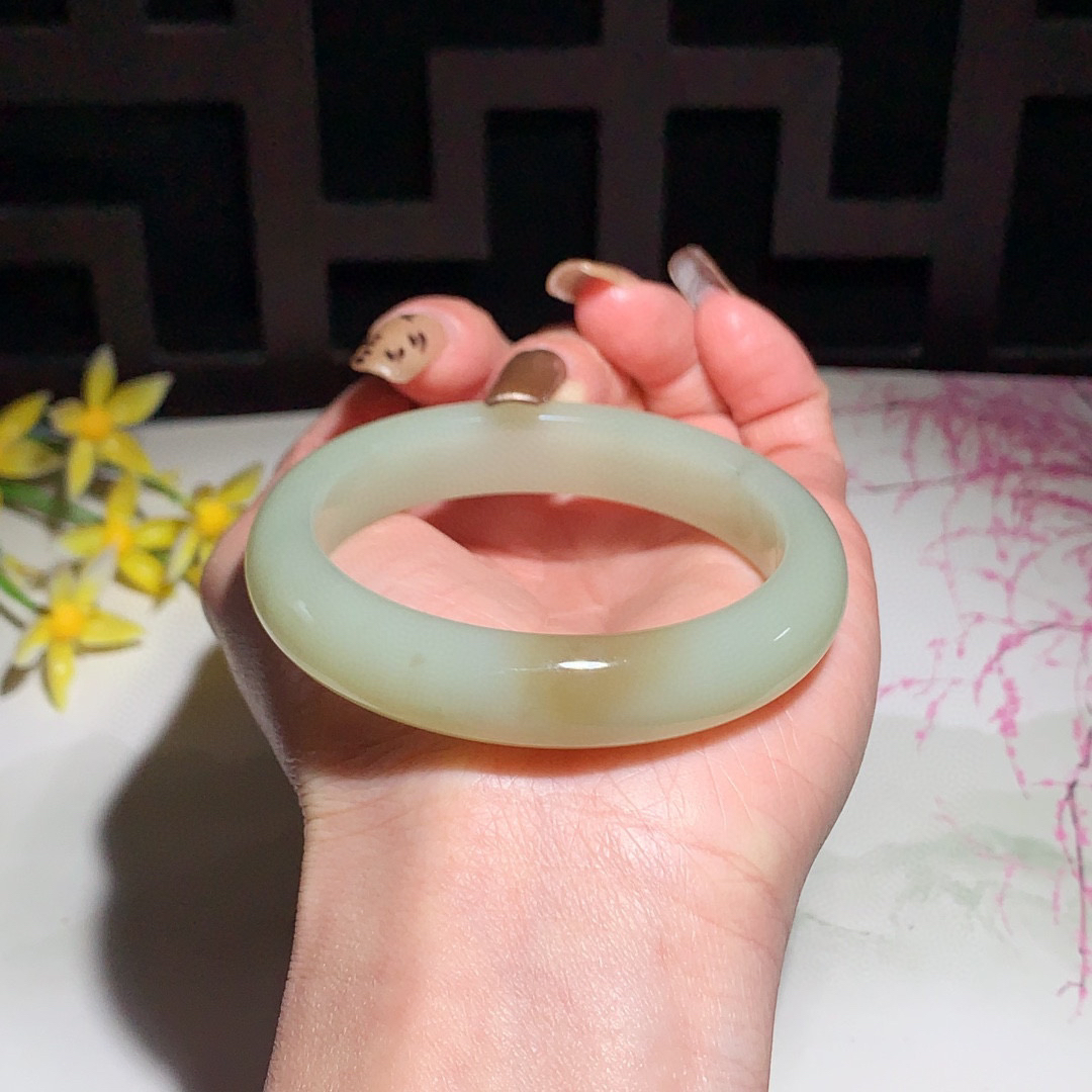 和田玉53.5圈口且末糖手镯！玉质细腻油润 底色纯净 无纹裂 脂粉好，品质高。