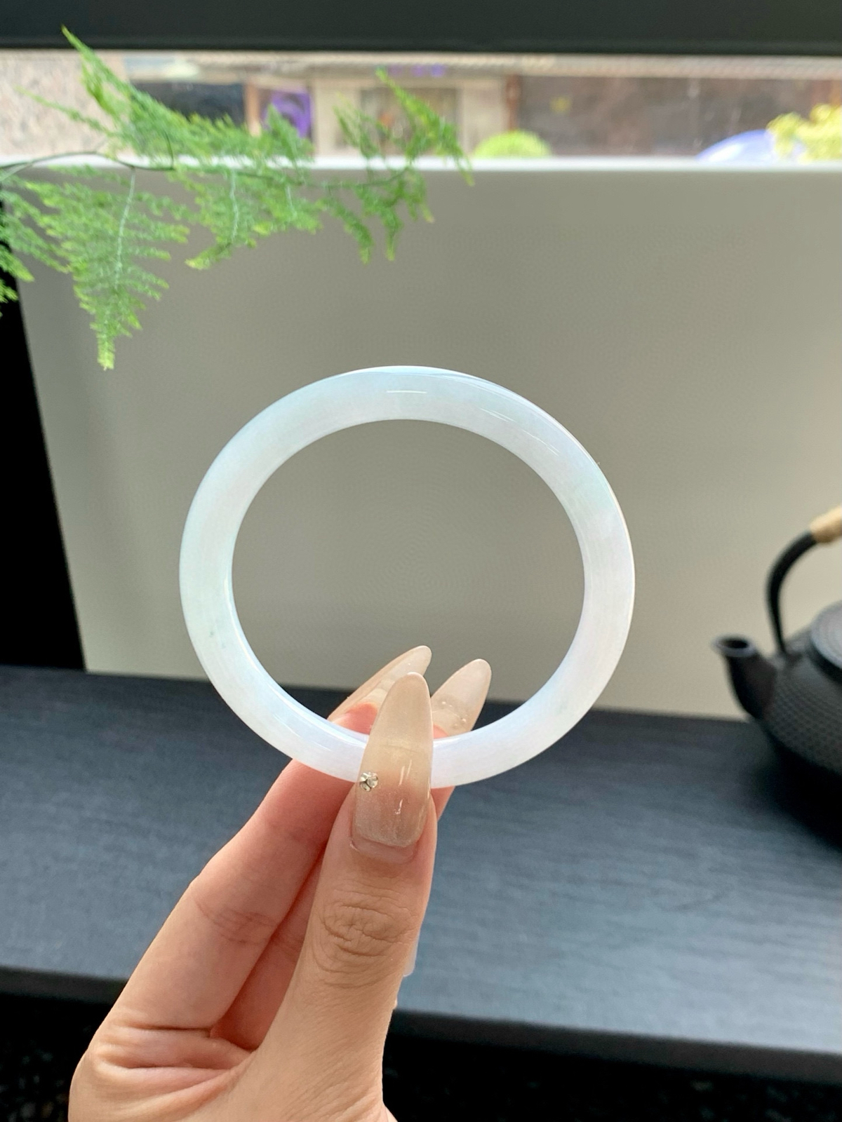 【冰淡色圆条手镯】
香丝袅袅祝尧年碧水长流 玉质细腻白净 莹润水灵江山如画不及你眉眼清浅（微瑕放漏‼️）
【尺寸】59-9-9mm