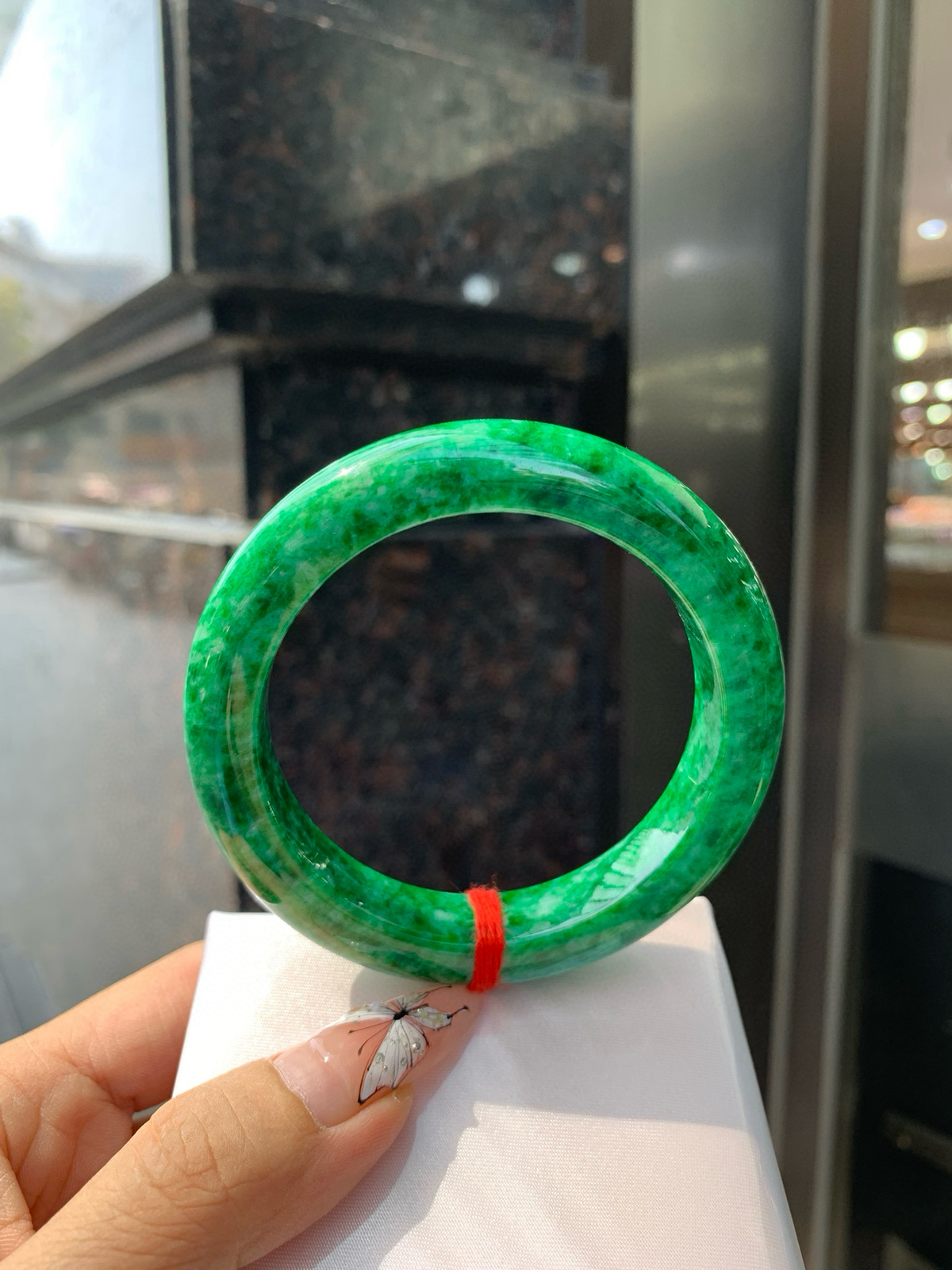 花青翡翠正圈
57.6-9.8-12.7
打灯表皮纹微扣，青黛染烟霞，腕间生碧波，像一汪碧水绕在腕间，深浅交织的翠色宛如水墨丹青，时而清透如春溪，时而浓郁似远山。