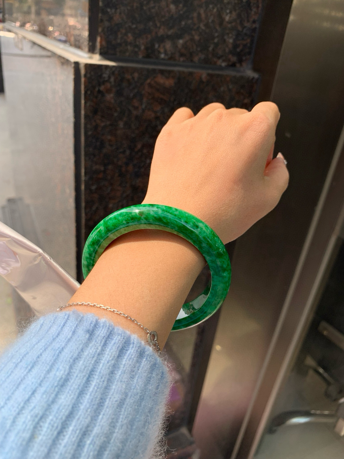 花青翡翠正圈
57.6-9.8-12.7
打灯表皮纹微扣，青黛染烟霞，腕间生碧波，像一汪碧水绕在腕间，深浅交织的翠色宛如水墨丹青，时而清透如春溪，时而浓郁似远山。