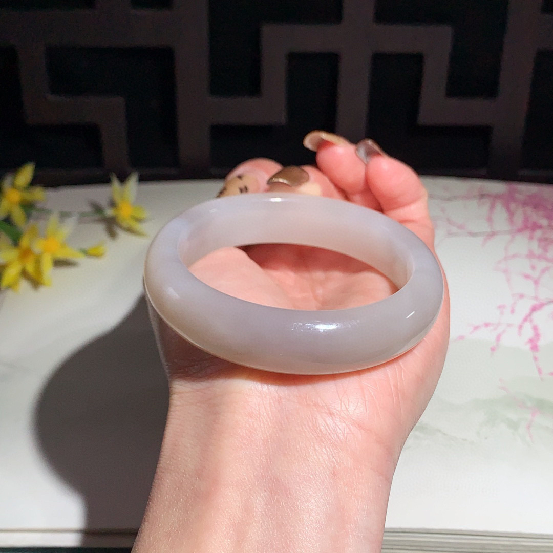 和田玉55圈口藕粉色宽条手镯！玉质细腻油润 底色纯净 无裂无黑 脂粉好，品质好！