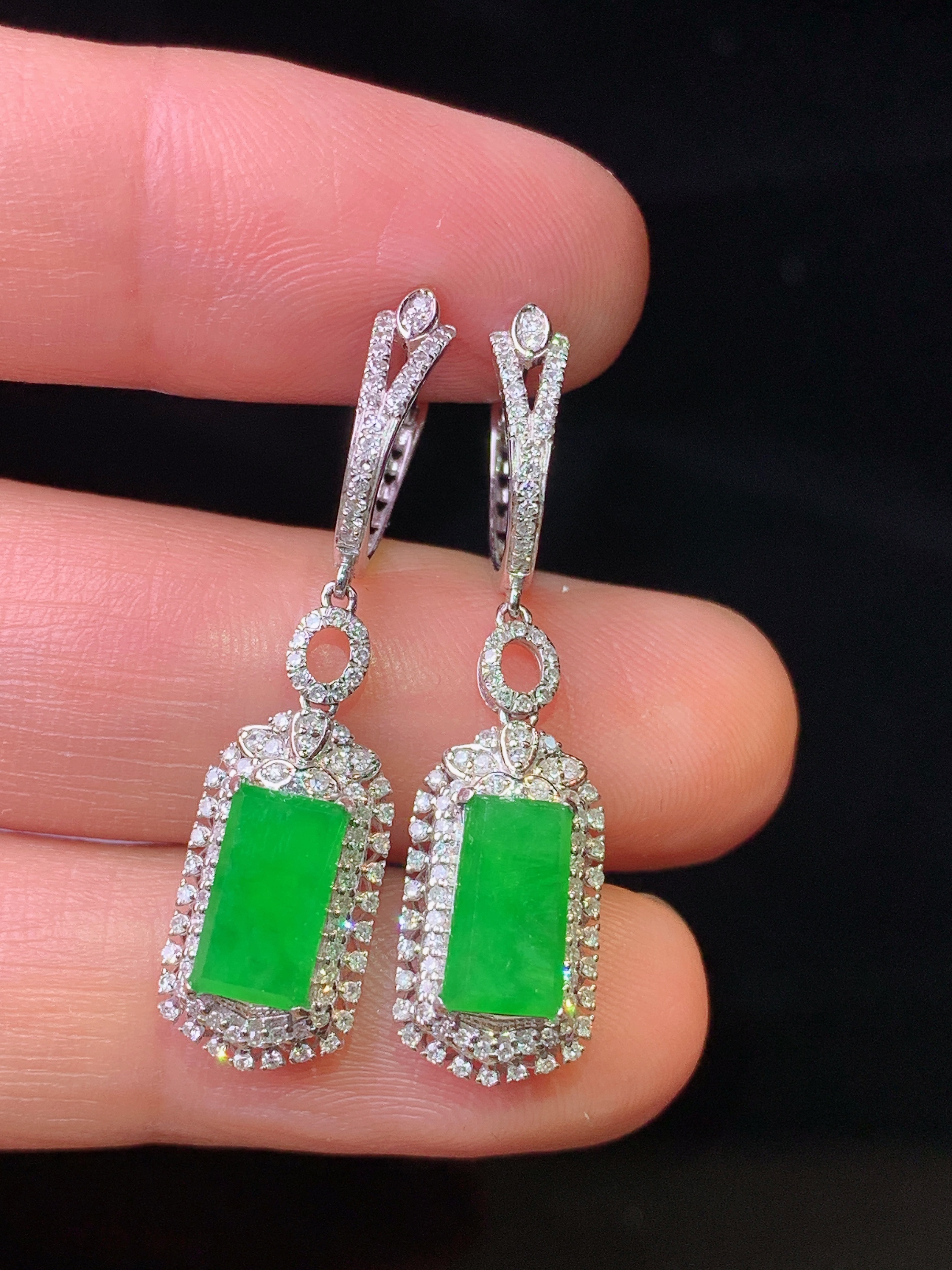 18k金钻镶嵌满绿无事牌耳坠 玉质细腻 色泽艳丽清新 整体尺寸31.6*8.3*6.3