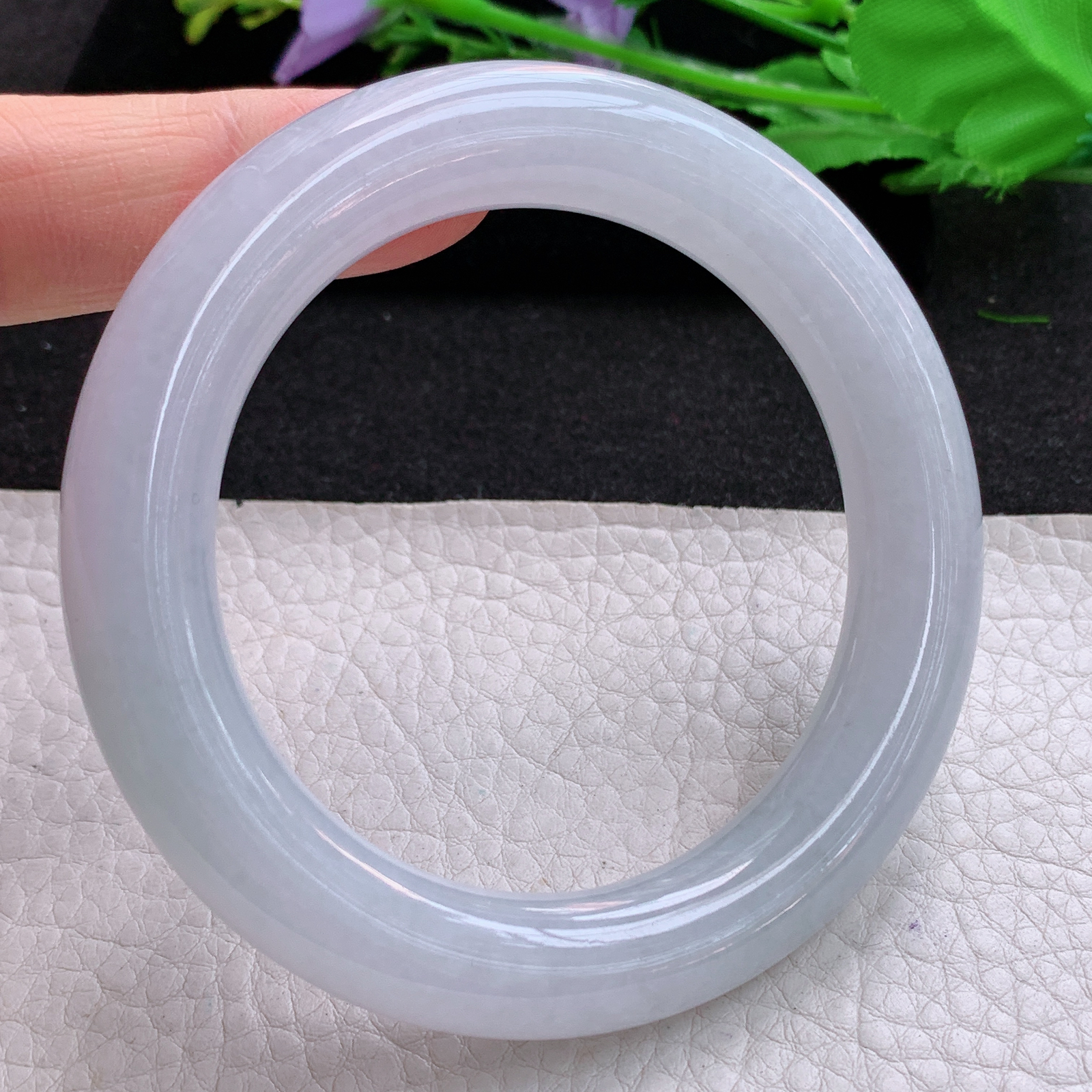 xo实拍56*11.2美人镯 天然缅甸翡翠A货胶润飘阳绿圆条玉手环