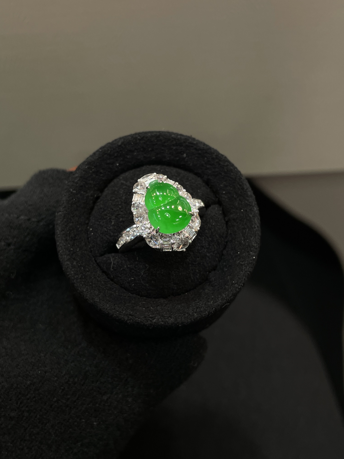 冰种 起光 阳绿 葫芦戒指

18k金配钻镶嵌