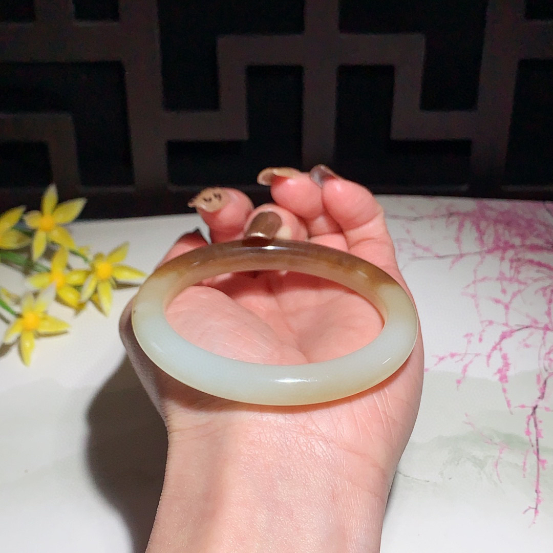 和田玉56.5圈口且末糖手镯！玉质细腻油润 底色纯净 无纹裂 脂粉好，品质高。