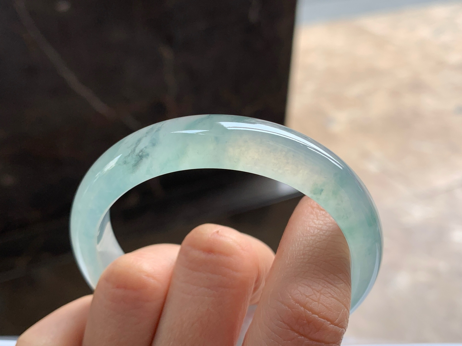 53.5-12.8-6.8

冰蓝花手镯^_^透亮