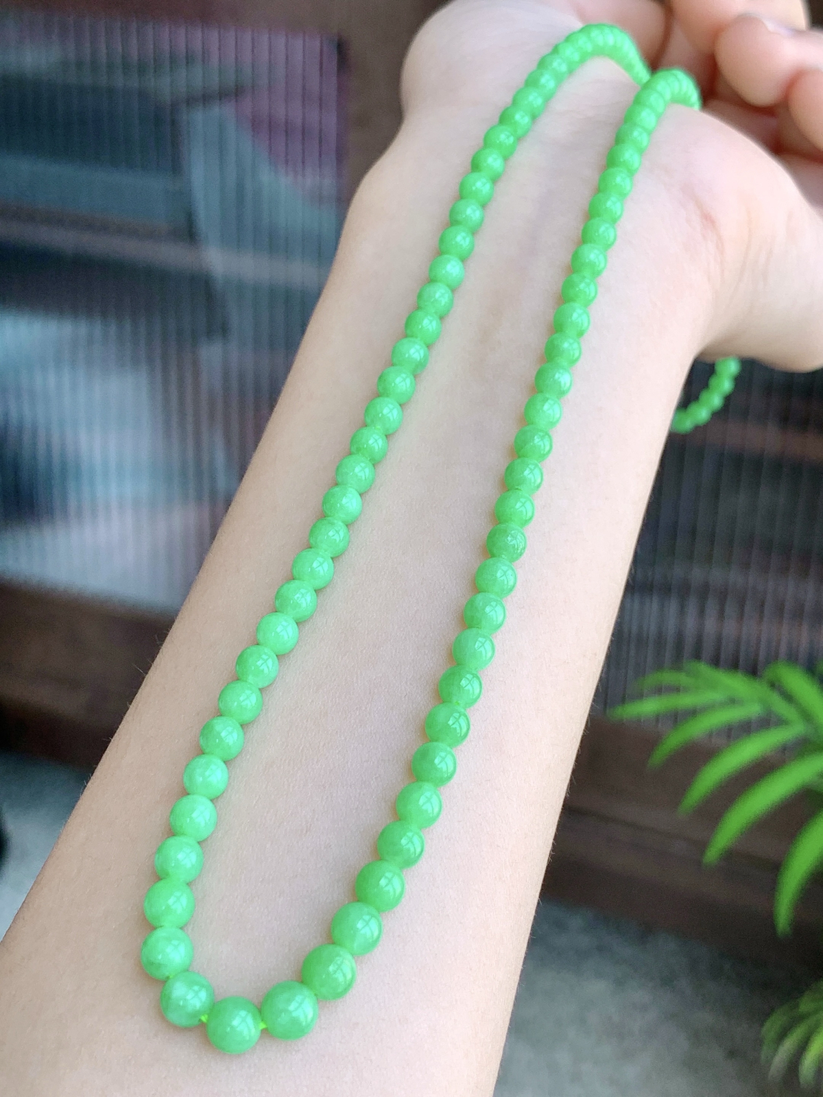 【珠子】冰阳绿珠链圆珠子珠链
【说明】缅料 性价比高  
【尺寸】3.3-5.2mm，26cm
【重量】17克