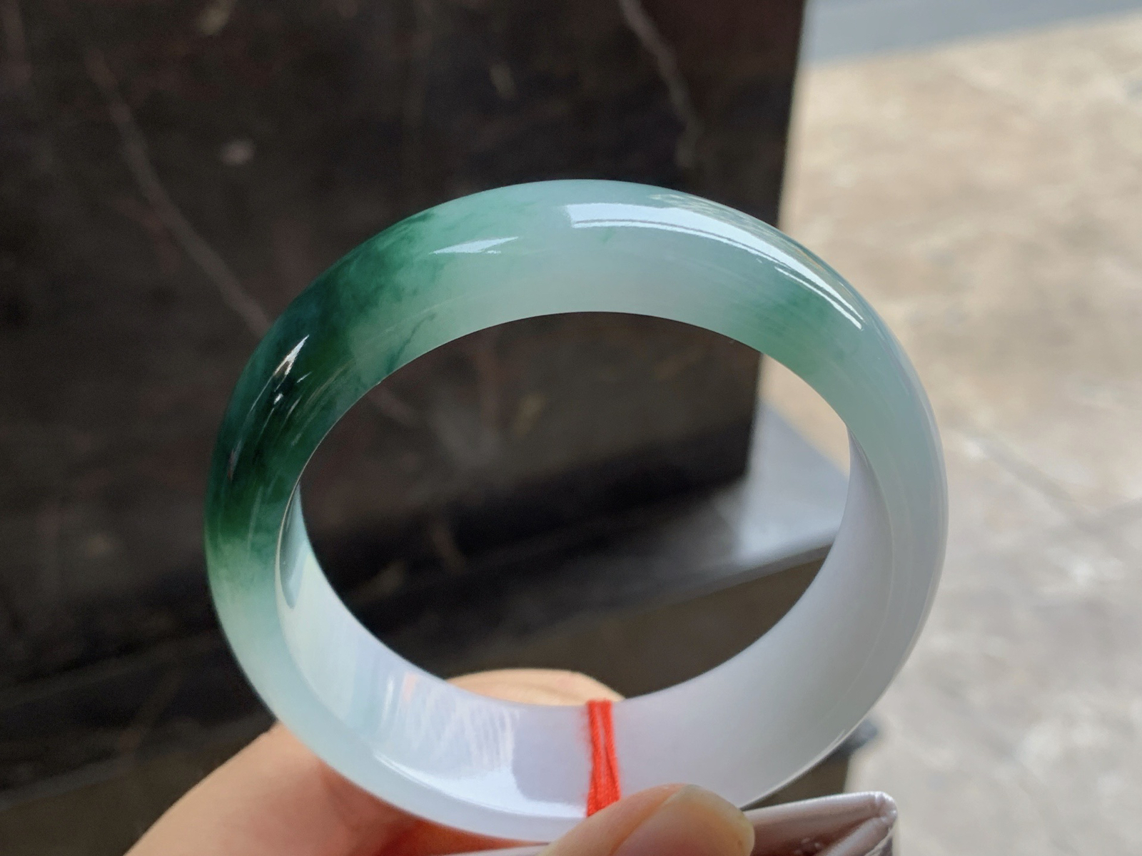 60-19.7-8.6

飘花宽版手镯^_^玉质温润 细腻 鲜艳