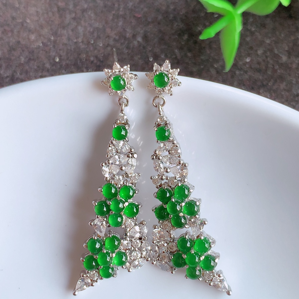 冰透满绿翡翠925银镶嵌耳钉，自然光实拍，翠色灵动，颜色漂亮，种老水足，品相佳，佩戴佳品！W815.