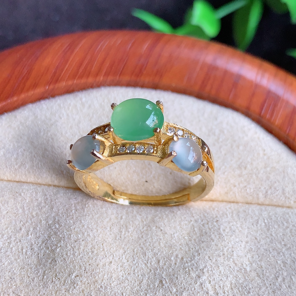 冰润精美环形翡翠戒指  玉质细腻  冰清玉润  飘花灵动  颜色漂亮  W815.5  内径尺寸：17.5mm  取一裸石尺寸：7-5.7mm