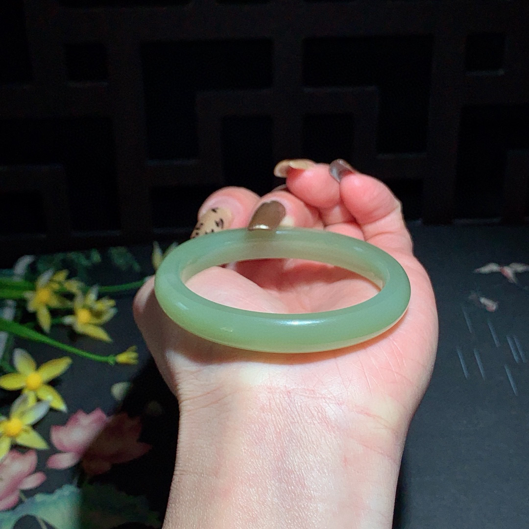 和田玉51.5圈清水色手镯！玉质细腻油润 底色纯净 无裂无杂 脂粉好，品质高。