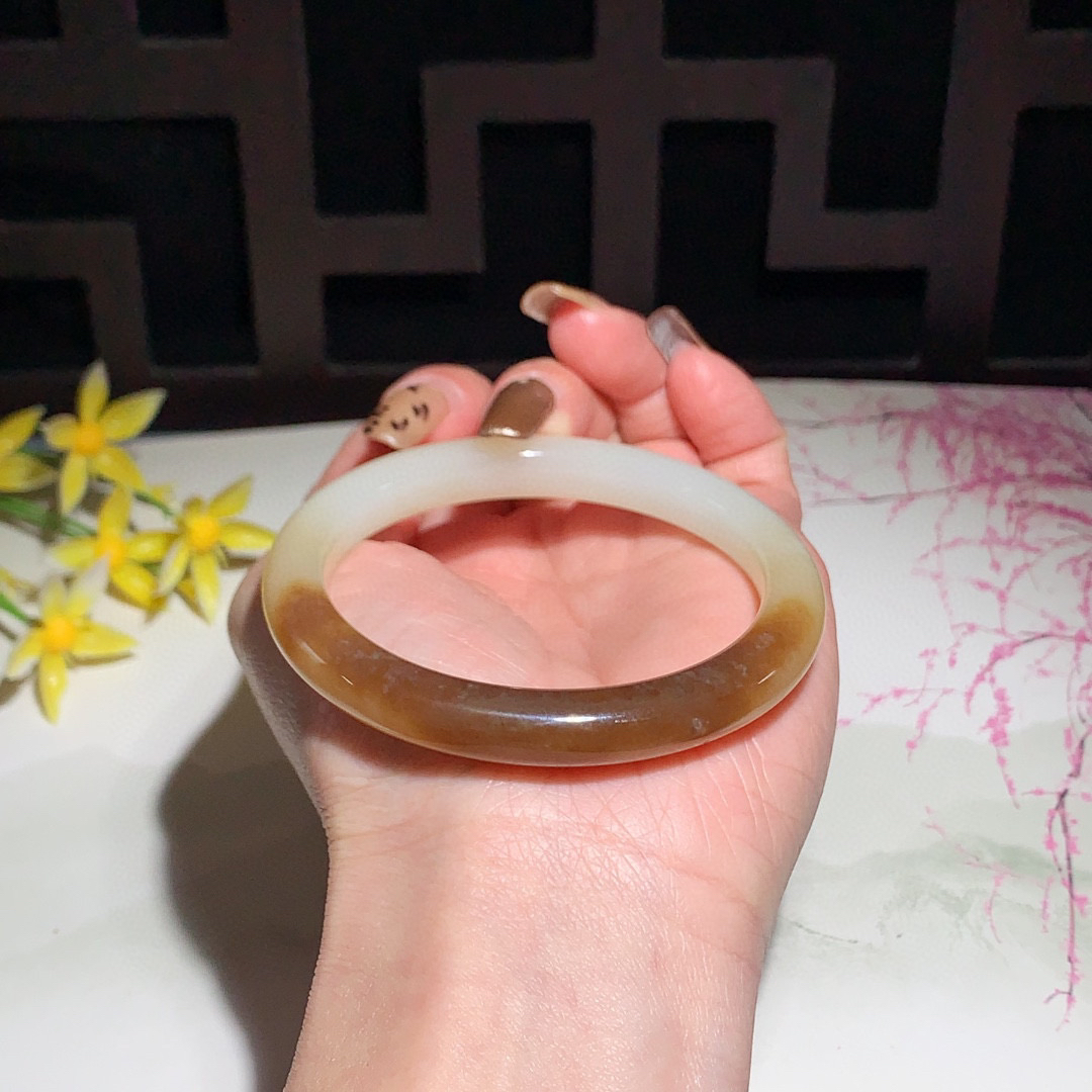 和田玉56.5圈口且末糖手镯！玉质细腻油润 底色纯净 无纹裂 脂粉好，品质高。
