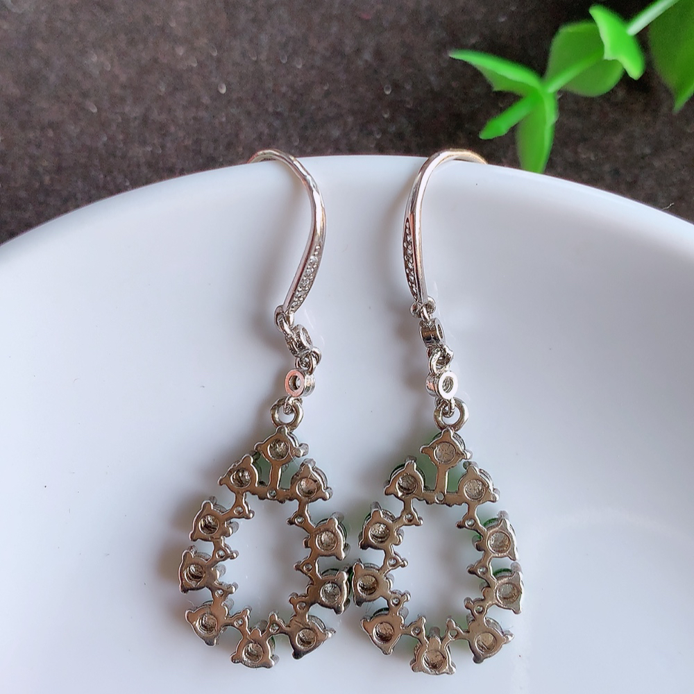 冰透满绿翡翠925银镶嵌耳钉，自然光实拍，翠色灵动，颜色漂亮，种老水足，品相佳，佩戴佳品！W815.5  取一整体尺寸：24-14.8-3.5mm  裸石尺寸：3mm