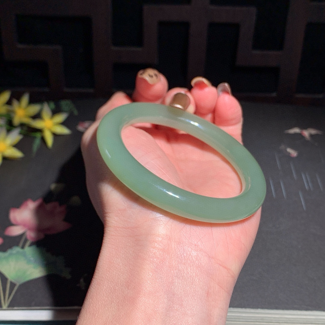 和田玉55圈晴水色圆条手镯！高冰晴水，玉质细腻油润 底色纯净 无裂无杂 脂粉好，品质高。