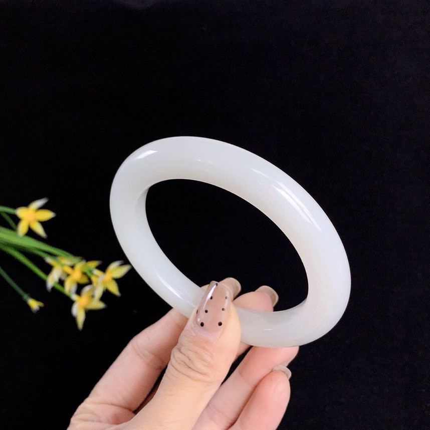 土豪款，和田玉63圈口羊脂白手镯！玉质细腻油润 底色纯净 无裂无杂 脂粉好，品质高