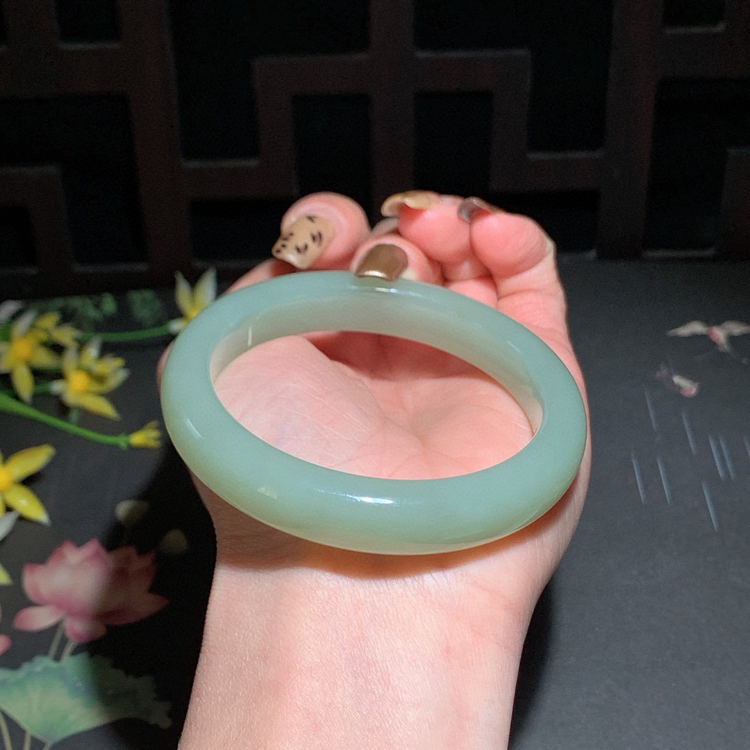 和田玉56.5圈晴水色手镯！玉质细腻油润 底色纯净 无裂无杂 脂粉好，品质高。