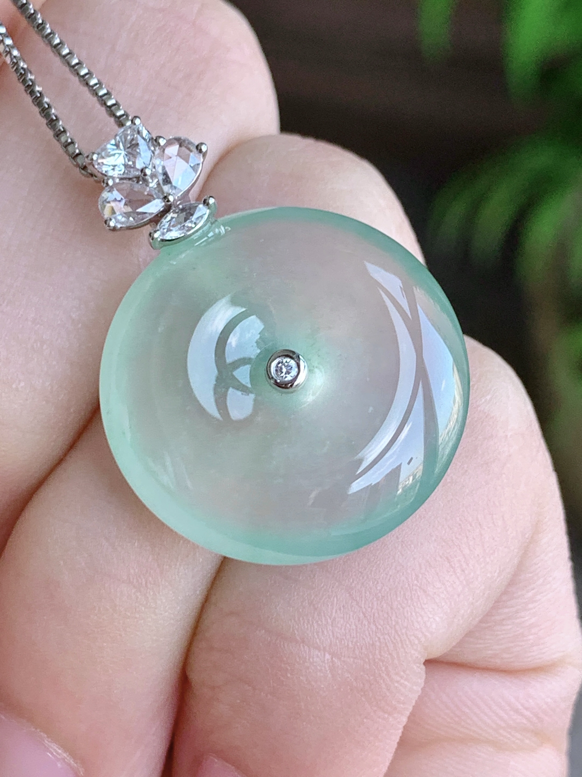 【镶嵌】玻璃种平安扣吊坠  
【说明】缅料 18k金镶嵌 完美 性价比高  
【整体】27.3
【裸石】20.4-5.7
【重量】5.7克