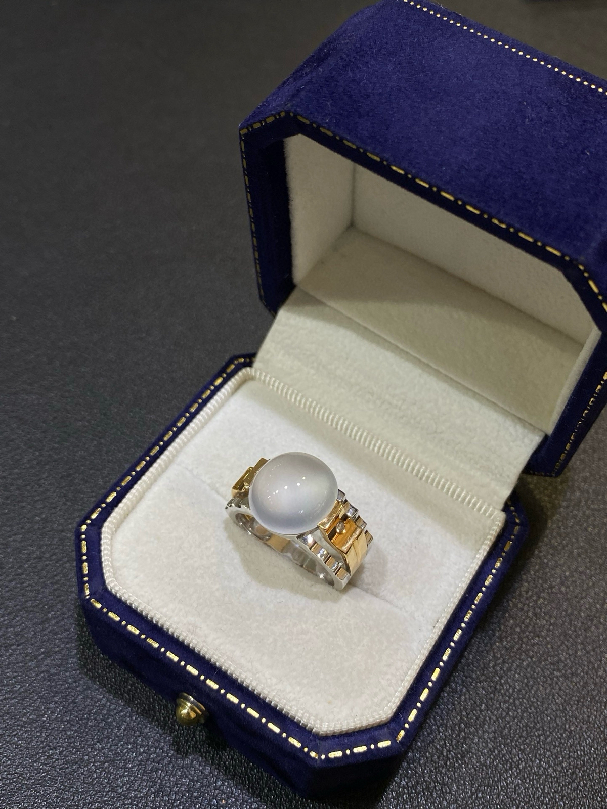 女神节特惠
18Ｋ玻璃种鸽子蛋蛋面戒指
裸石12/5.8