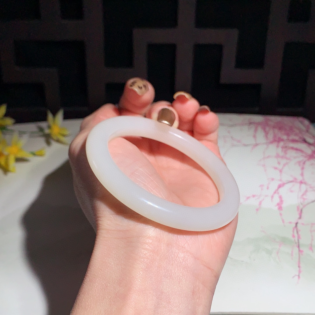 和田玉55圈口藕粉色手镯！玉质细腻油润 底色纯净 无裂无棉 脂粉好，品质好！