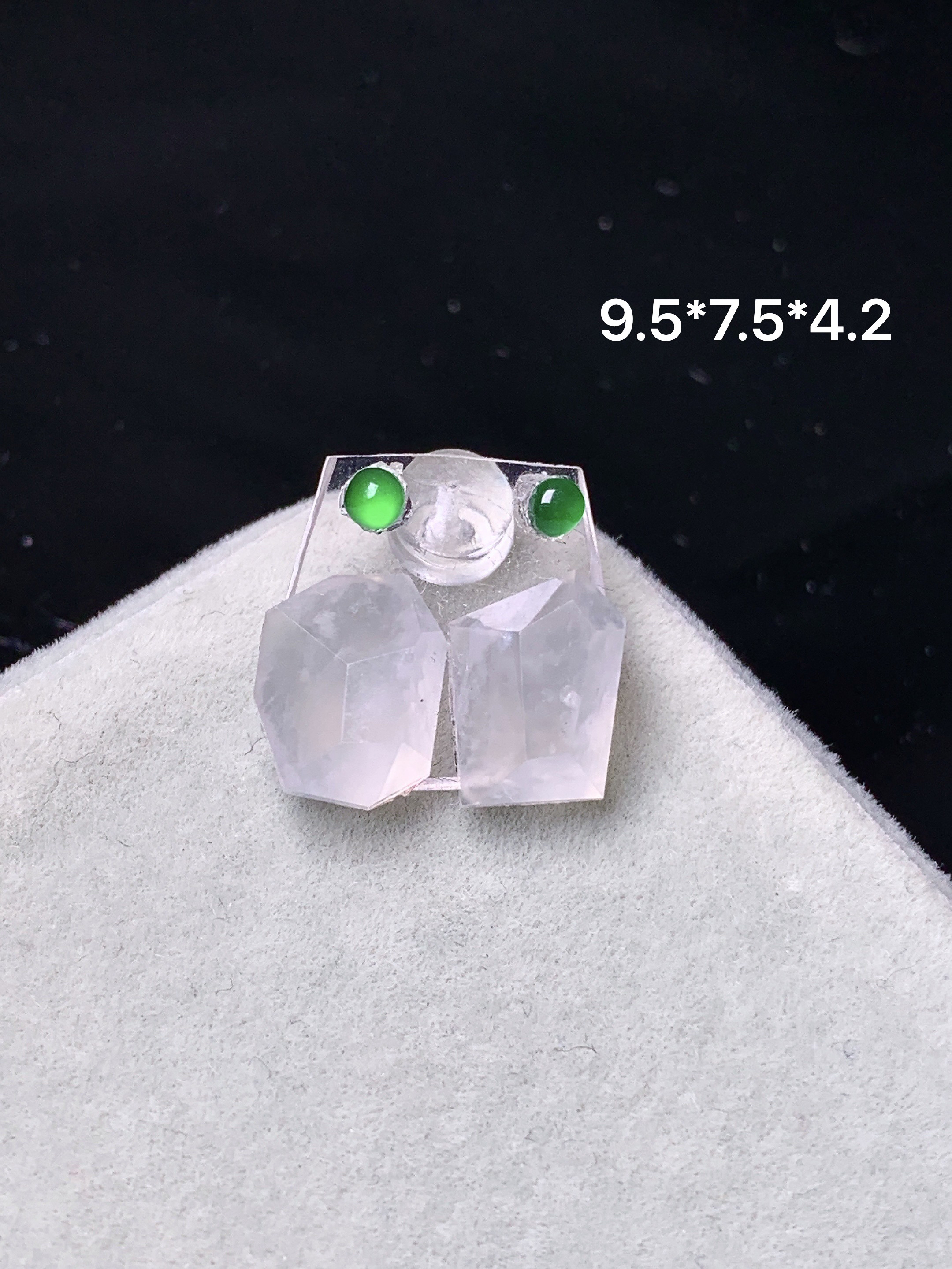 镶嵌款 冰种菱形一对 玉质细腻 色泽艳丽清新 整体尺寸9.5*7.5*4.2