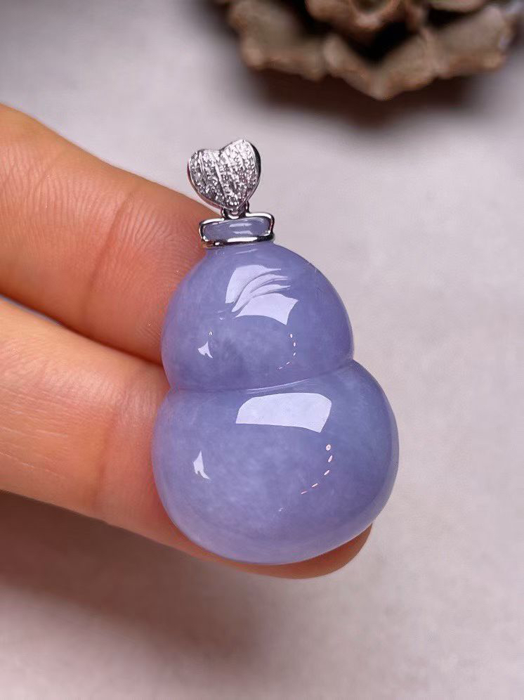 冰糯种紫罗兰葫芦吊坠，真金真钻镶嵌，种水好，玉质细腻 .裸石尺寸 28.3*19.7