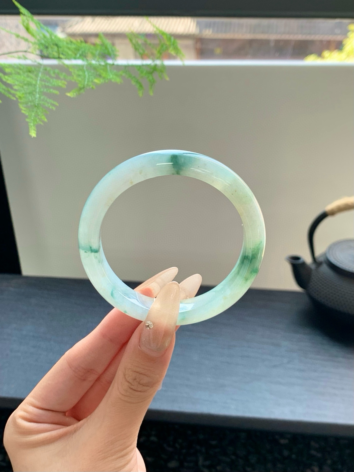 【冰飘花手镯】
精致而优雅，宛如绿叶般翠绿细腻，展现着大自然的生命力和美丽️
【尺寸】57-11.8-8mm