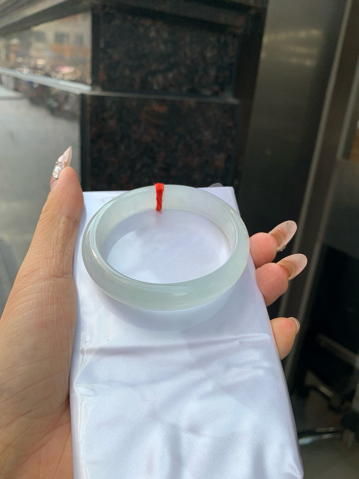 白冰贵妃
54.5-47.8-6.7-12.7
打灯细纹，不影响，底妆纯净冰透，一腕清透，干净无瑕，不愧是翡翠中的初恋，无色亦动人