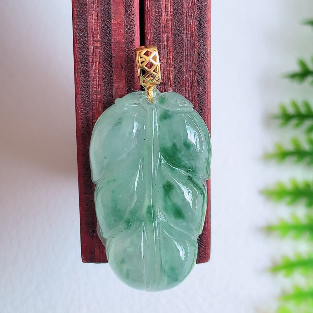 18k金扣冰润飘花金枝玉叶翡翠吊坠  老种起胶感  飘花灵动  寓意“金枝玉叶，大业有成，一夜成名”  饱满大气，水润通透。W142.5 尺寸：22-12.8-5.3mm