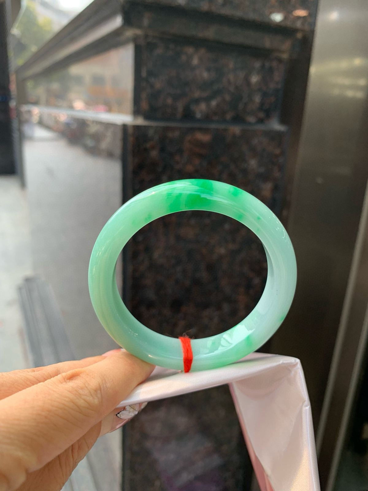 白底青阳绿正圈
53-8.3-11.3
打灯细纹，底妆水润，干净细腻，简约却充满灵气，几抹阳绿花色点缀，清新如芽，宛若自然的画卷凝结于腕间，静中带动，韵味悠长