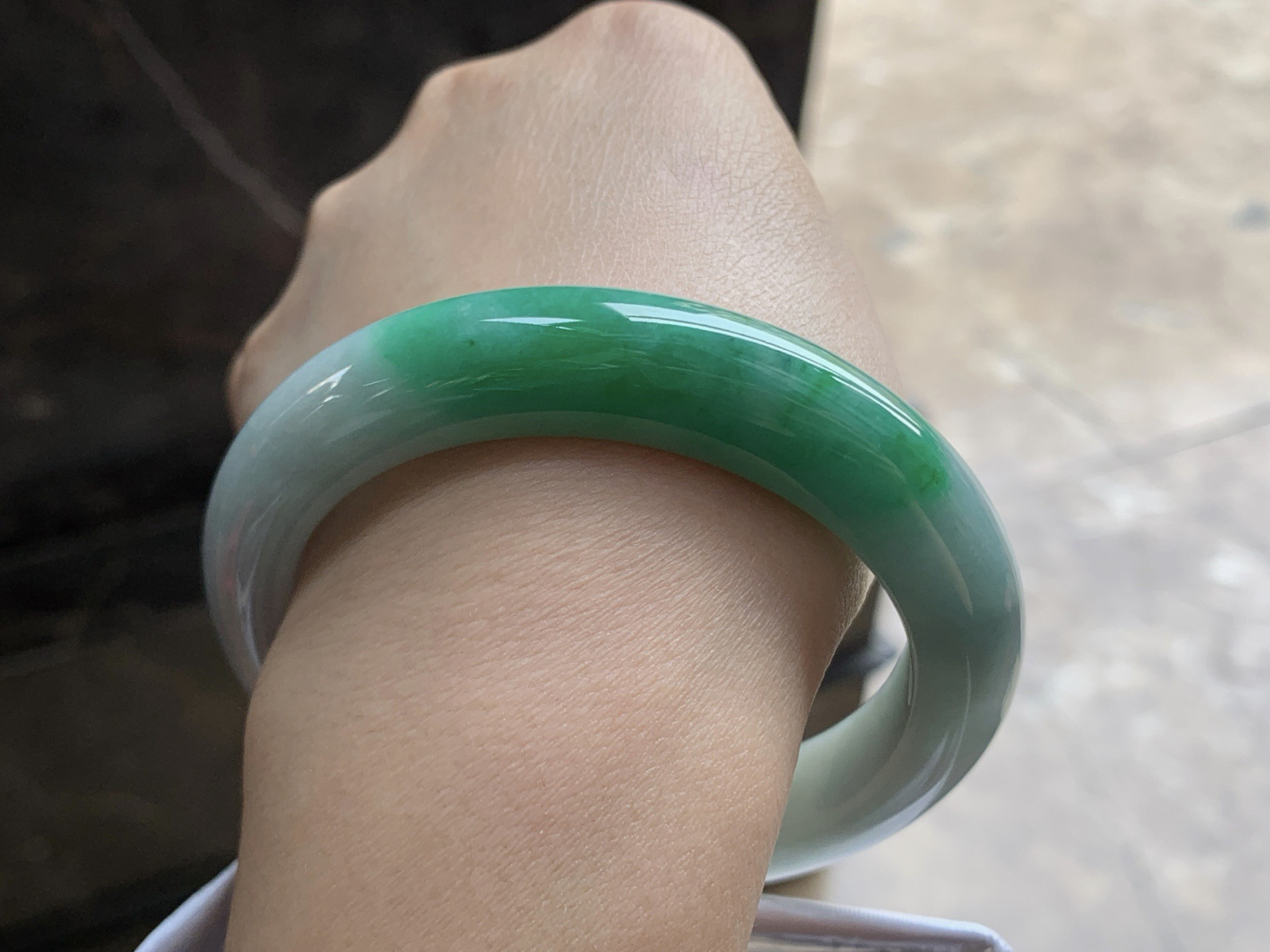 58-12.4-10

绿色手镯^_^鲜艳 玉质温润