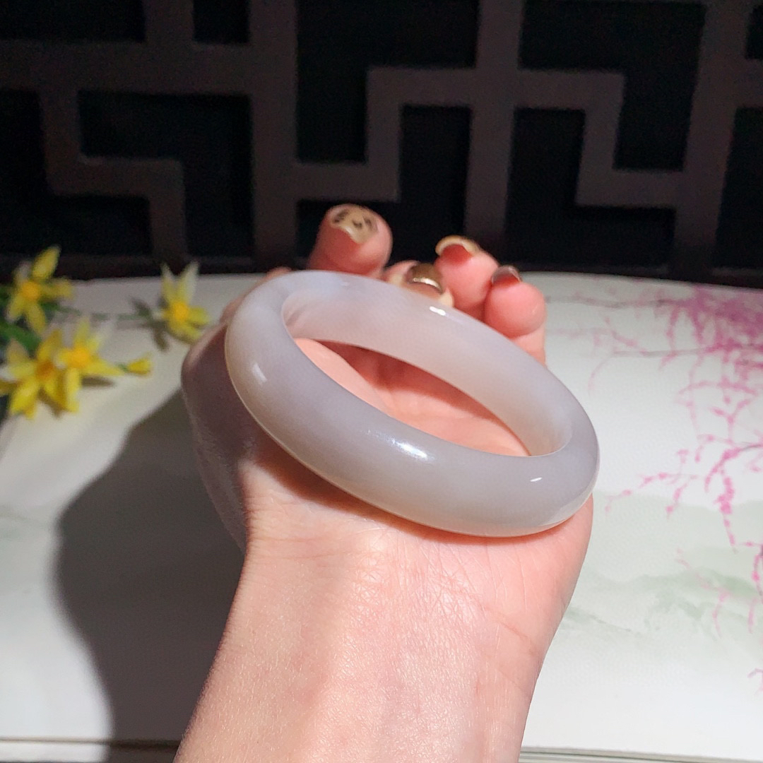 和田玉55圈口藕粉色宽条手镯！玉质细腻油润 底色纯净 无裂无黑 脂粉好，品质好！