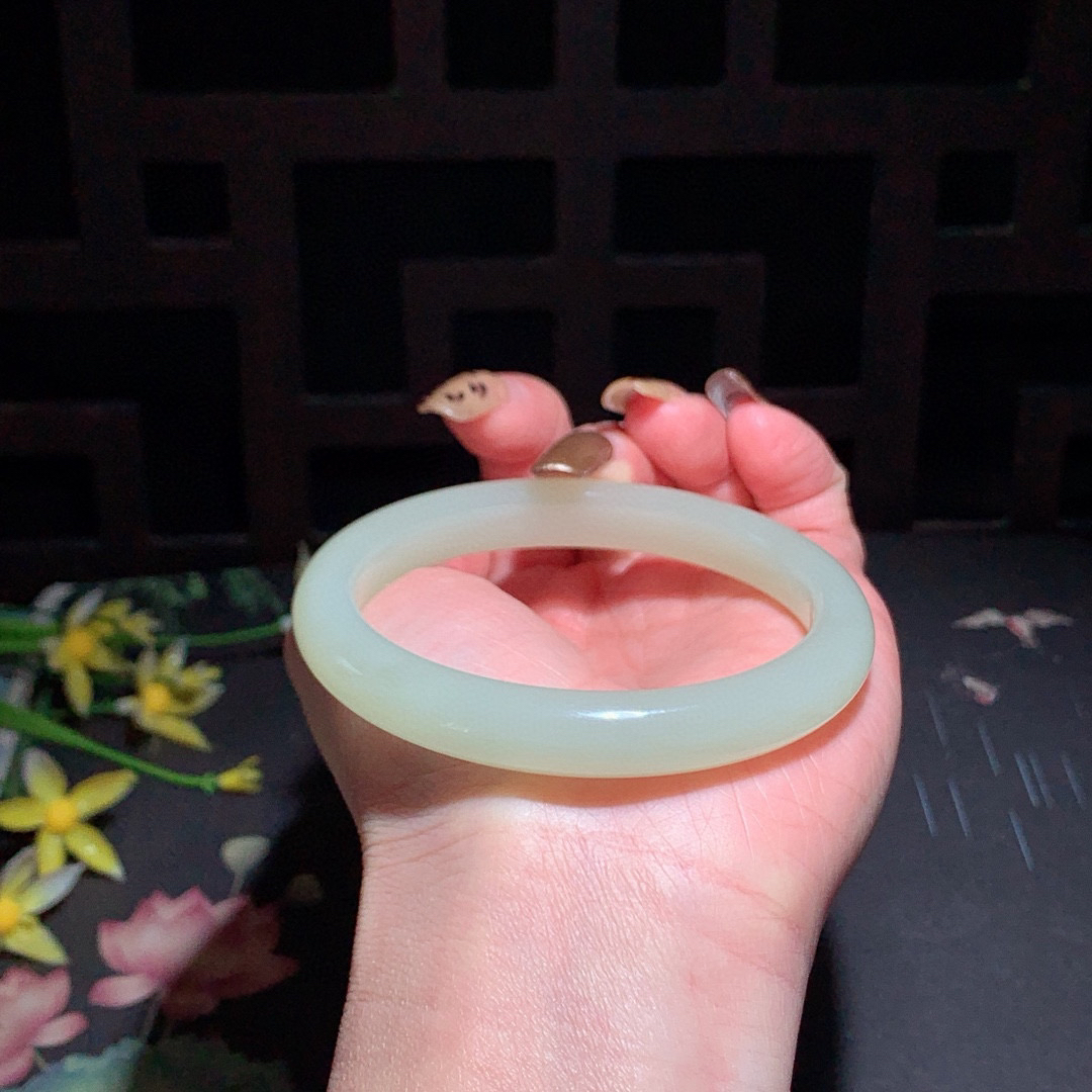 和田玉58圈晴水色手镯！清水色！玉质细腻油润 底色纯净 无裂无杂 脂粉好，品质高。