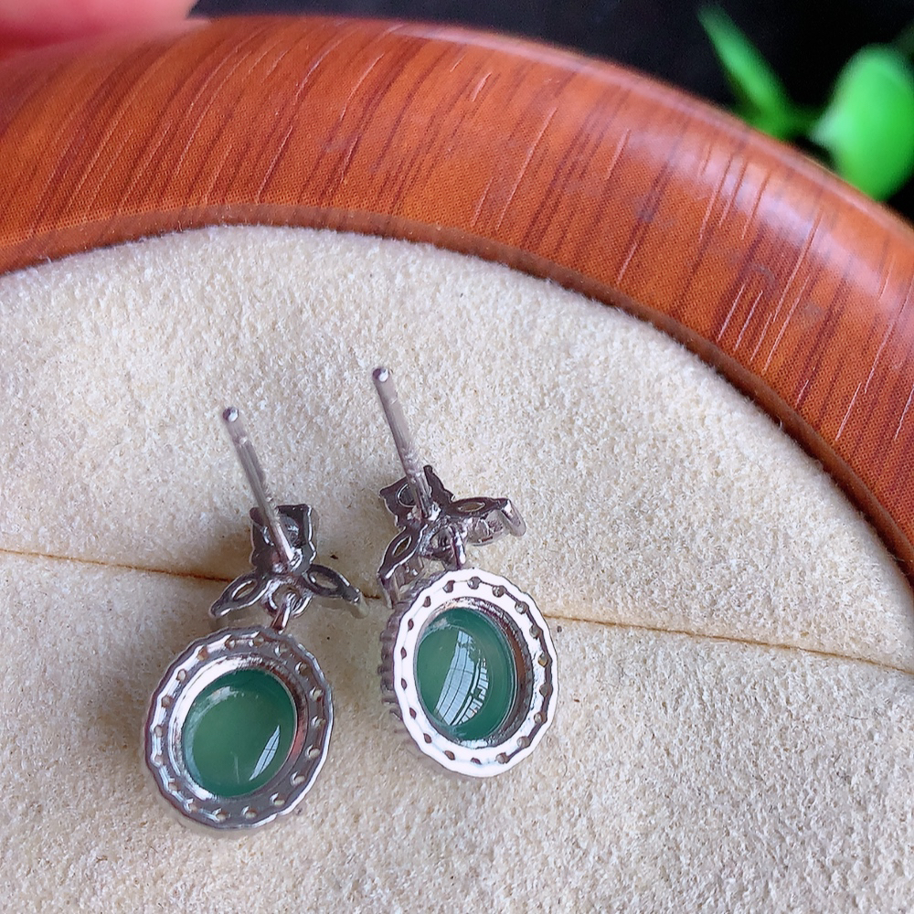 冰透晴水翡翠925银镶嵌耳钉，自然光实拍，翠色灵动，颜色漂亮，种老水足，品相佳，佩戴佳品！W502.5  取一尺寸：16.5-8.3-5.2mm  裸石尺寸：6.3mm