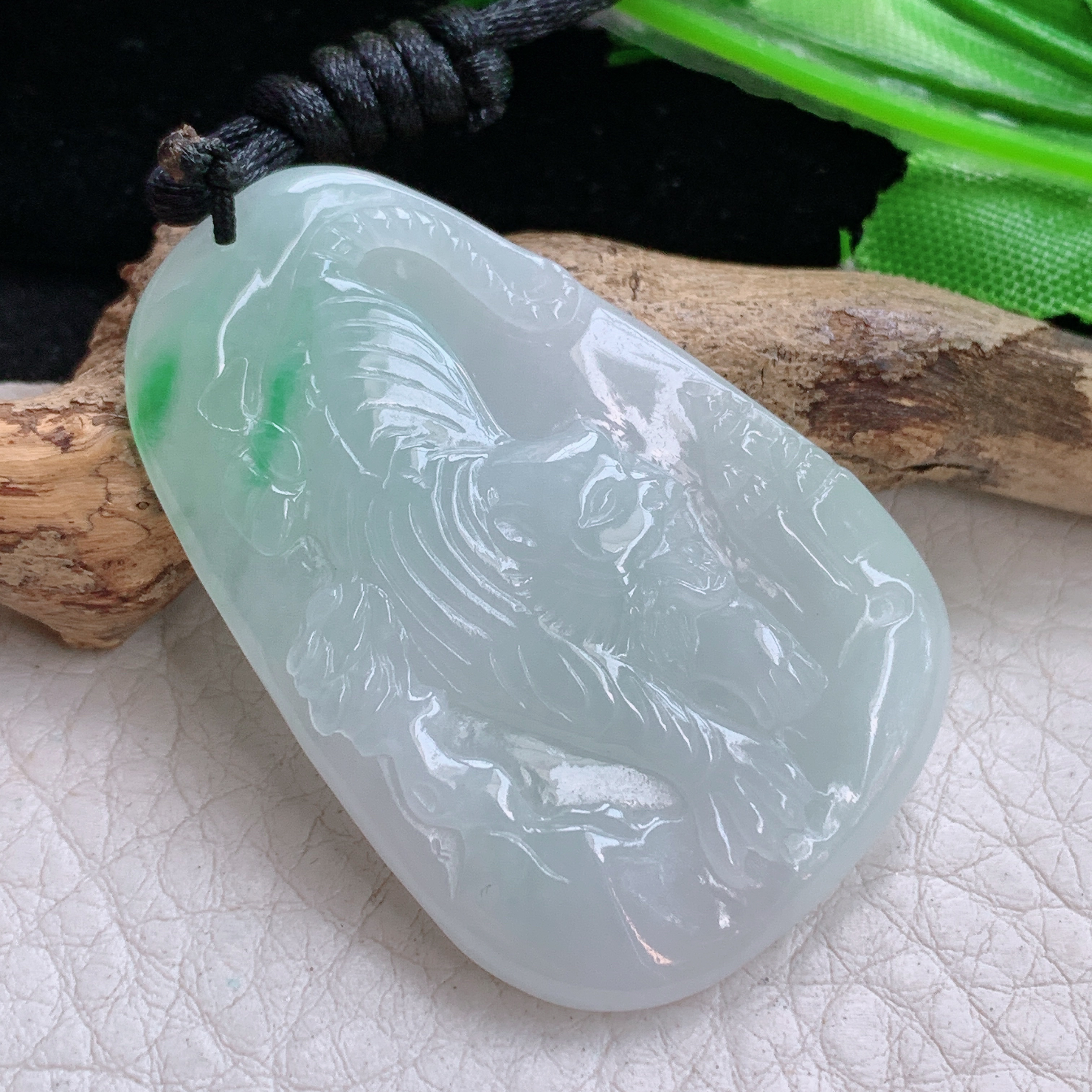 f8实拍46*31*6缅甸天然翡翠飘绿花生肖虎吊坠生肖下山虎守护神项坠