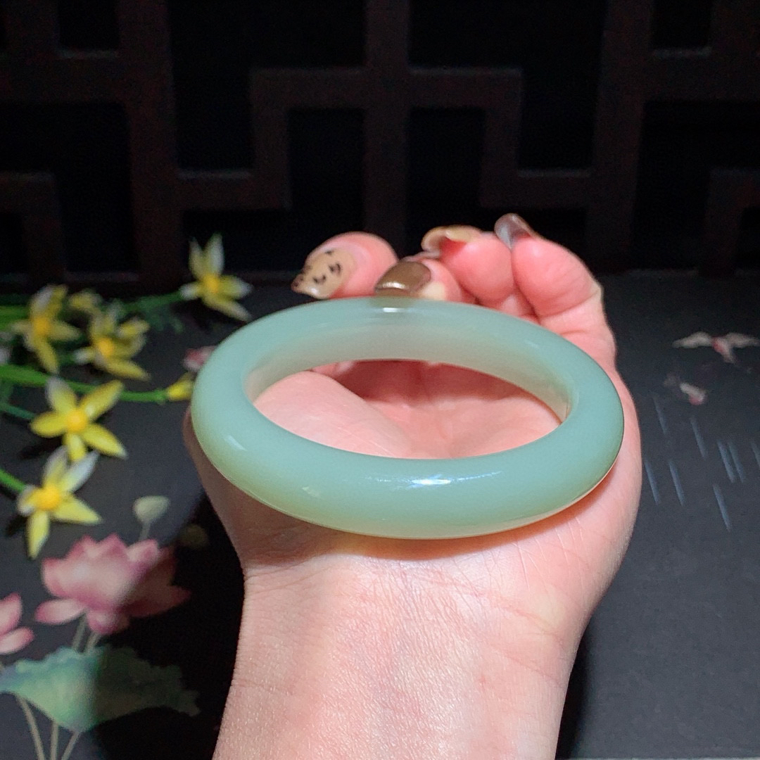 和田玉54.5圈晴水色手镯！清水色！玉质细腻油润 底色纯净 无裂无杂 脂粉好，品质高。