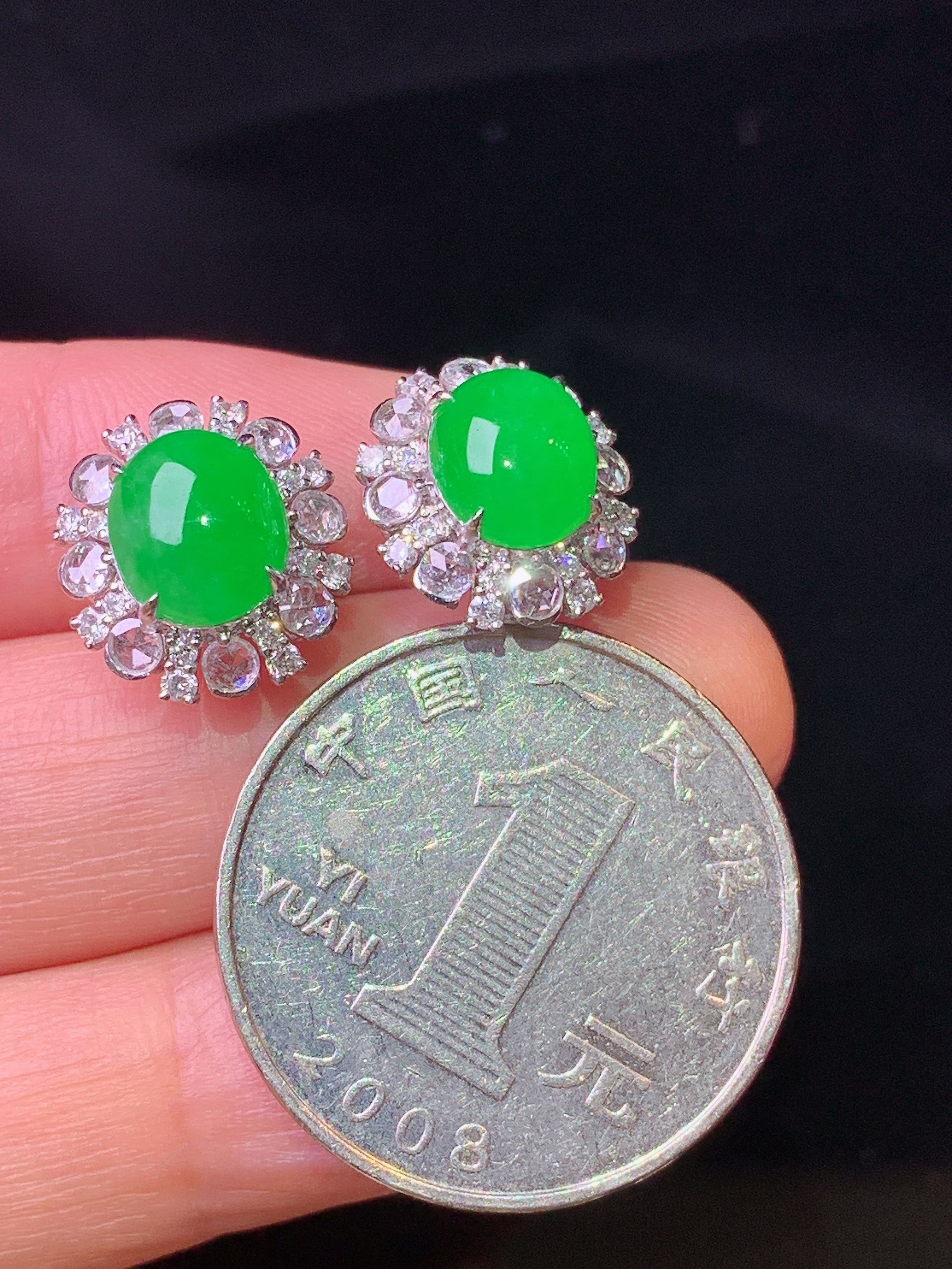 18k金钻镶嵌满绿蛋面耳钉 玉质细腻 色泽艳丽清新 整体尺寸13.6*12.7*8.8