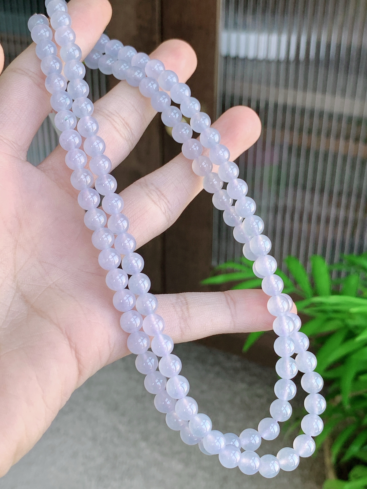 【珠子】高冰紫罗兰珠链圆珠子珠链
【说明】缅料 性价比高  
【尺寸】6mm，32cm
【重量】42.3克
  . 冰凝紫雾凝珠串，玉载清辉绕腕间
  . 淡紫柔光似雾似烟，圆润珠串如冰清露，每一颗都透着通透温润的质感，寓意圆满顺遂、紫气东来，将温婉雅致的东方气韵凝于腕间，自带清灵脱俗的氛围感