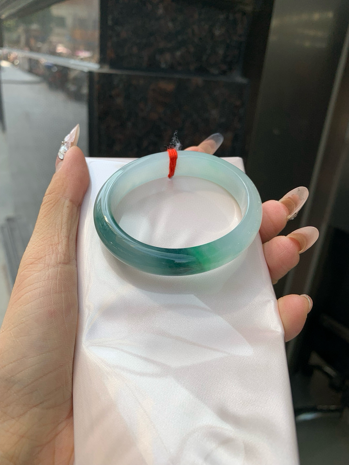 冰墨绿贵妃
54-45.8-7.2-11.8
打灯棉线，底妆冰透，细腻，烟雨入江南，丹青水墨，朦胧江南的意境镯，青花瓷般的冰飘蓝花水墨画，妙笔丹青笔墨如画，镯子青白分明如盈盈碧水莹润水灵山水画，飘逸灵动的画色倘徉在水光中泛起阵阵涟漪。